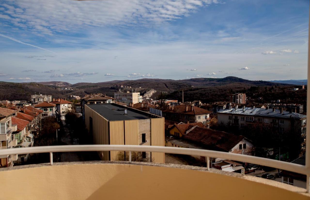 Stadium Apartments Veliko Tŭrnovo Exterior photo