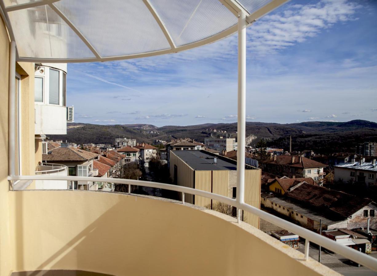Stadium Apartments Veliko Tŭrnovo Exterior photo